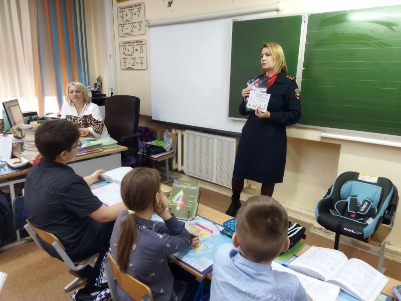 В Жуковском сотрудники полиции провели беседу со школьниками в рамках социального раунда «Один щелчок спасает жизнь!»