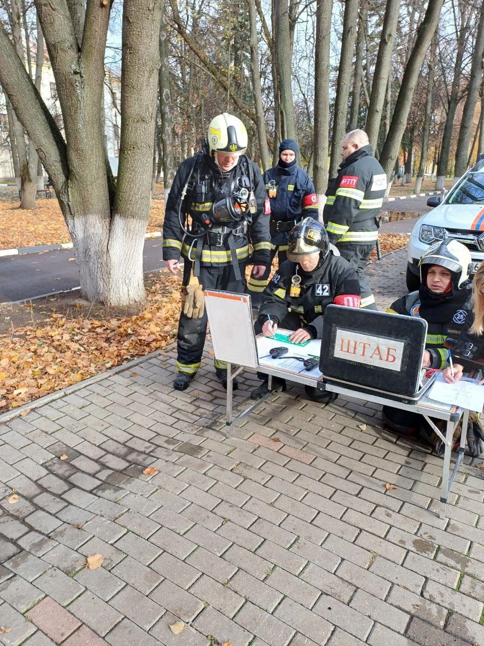 🏥🔥 Огнеборцы ликвидировали условный пожар в поликлинике, расположенной в городе Жуковский округа Раменскоеn n🤝 Вчера работники территориального управления №8 #Мособлпожспас совместно с сотрудниками федеральной противопожарной службы приняли участие в пожарно-тактических учениях по тушению условного пожара и проведению аварийно-спасательных работ