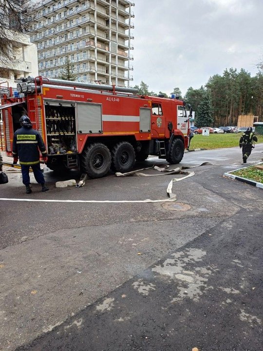 🏥🔥 Огнеборцы ликвидировали условный пожар в поликлинике, расположенной в городе Жуковский округа Раменскоеn n🤝 Вчера работники территориального управления №8 #Мособлпожспас совместно с сотрудниками федеральной противопожарной службы приняли участие в пожарно-тактических учениях по тушению условного пожара и проведению аварийно-спасательных работ